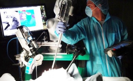 Novo robô cirúrgico realiza procedimentos delicados com segurança e eficácia