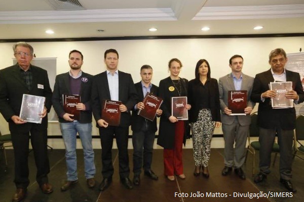 Candidatos à prefeitura de Porto Alegre recebem Dossiê da Saúde