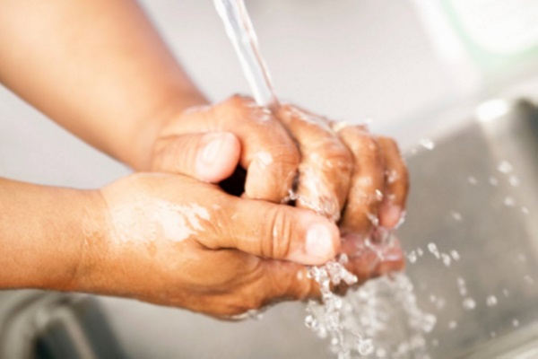 Hospital usa disciplina “militar” para cumprimento da higiene das mãos