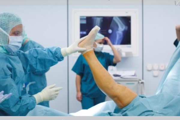 Cirurgia de joelho realizada por robôs consolida nova era na saúde