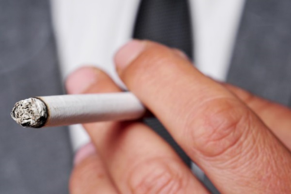 Apenas um cigarro por dia aumenta os riscos de doenças cardiovasculares e AVC, diz estudo