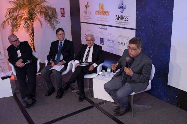 Alceu Alves da Silva coordenou debate final entre os palestrantes do Saúde do Futuro 