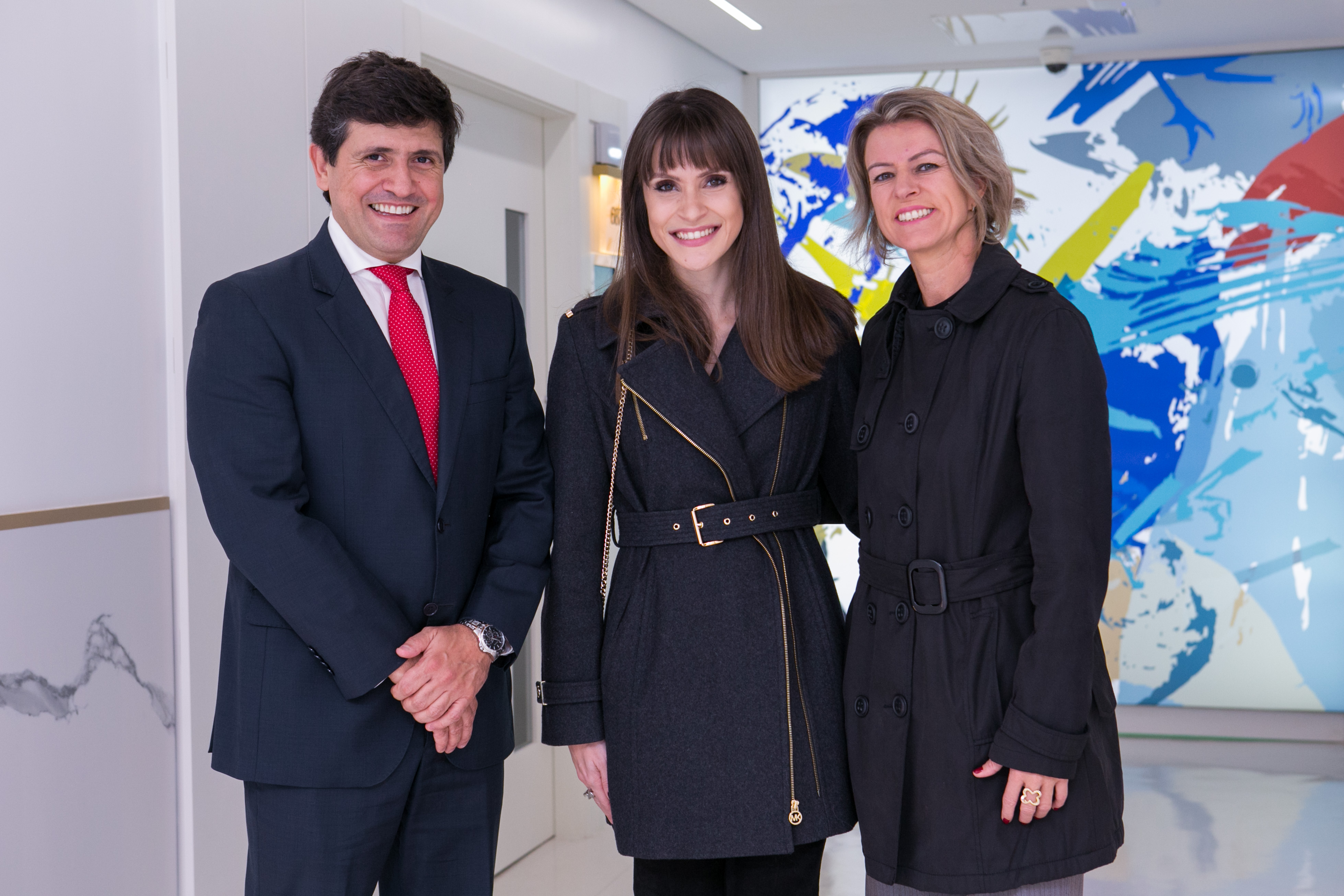 O superintendente Executivo Mohamed Parrini, a artista Mariana Prestes (C), e a Gerente de Relações com Mercado do Hospital Moinhos de Vento, Diocelia Jungbluth (D)