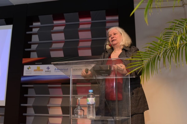 A busca por efetividade na gestão da saúde foi tema da palestra de Denise Schout no Seminários de Gestão