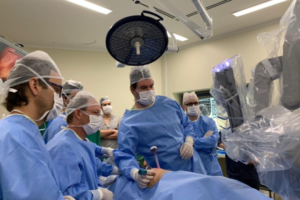 Hospital Moinhos de Vento realiza cirurgia robótica torácica inédita no Sul do Brasil