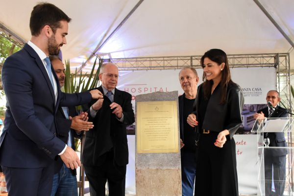 Em evento de lançamento da pedra fundamental do Hospital Nora Teixeira, casal Grendene anuncia nova doação
