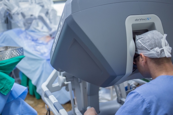 Primeira cirurgia robótica de reconstrução de bexiga no Sul do Brasil é realizada no Hospital Moinhos de Vento