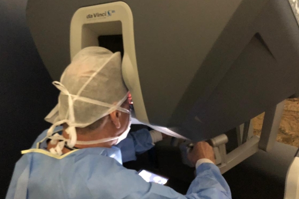 Retirada de tumor no ovário é realizada com o uso da cirurgia robótica pelo Hospital Moinhos de Vento