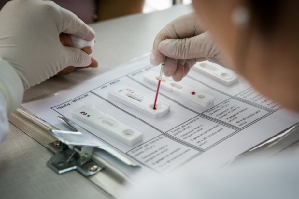 Testes são realizados na hora e pacientes divididos em grupos para avaliação de estratégias diferentes de monitoramento e combate à doença