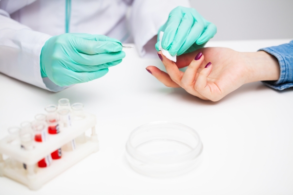 Anvisa aprova uso de testes rápidos de Covid-19 em farmácias e drogarias