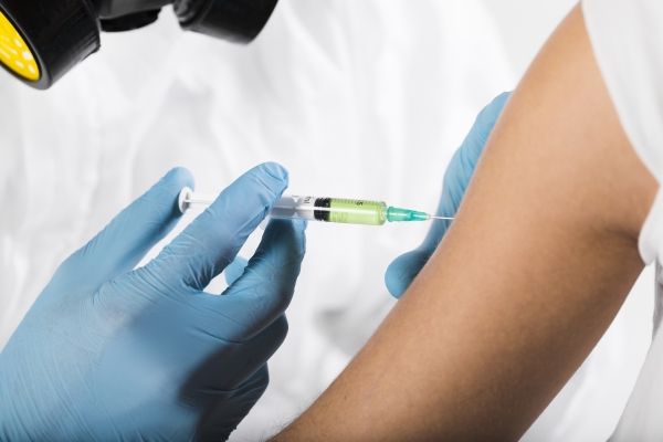 Coronavírus: Reino Unido inicia testes de vacina em humanos