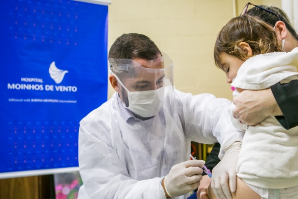 Hospital Moinhos de Vento doa 1,5 mil doses de vacinas contra a gripe para comunidades em vulnerabilidade social