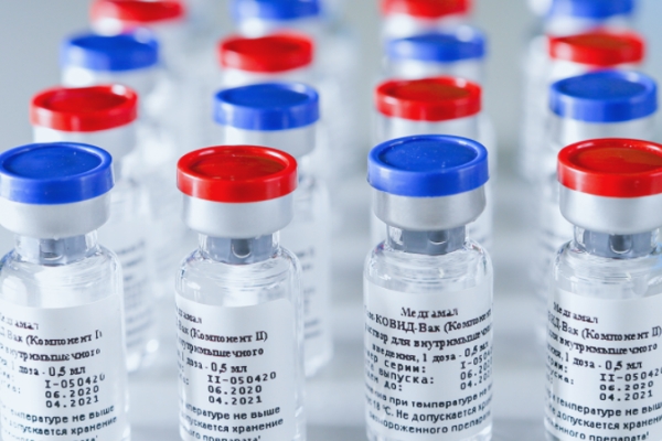 Testes em vida real: cercada de polêmicas, primeira vacina contra Covid-19 é aprovada na Rússia