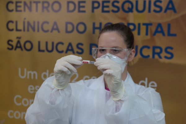 Estudo da vacina de Covid-19 no Hospital São Lucas da PUCRS passa a receber voluntários idosos e pessoas que já tiveram a doença 