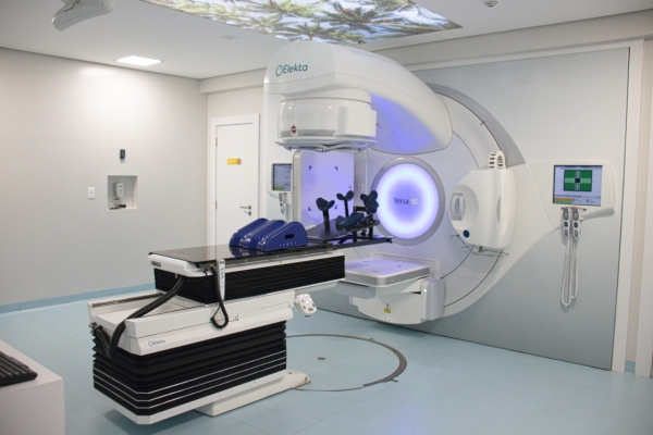 Inaugurado em Porto Alegre novo equipamento de radioterapia de alta precisão, inédito no Sul do país