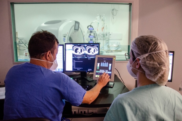 Hospital de Clínicas de Porto Alegre conta com novo tomógrafo para área Covid