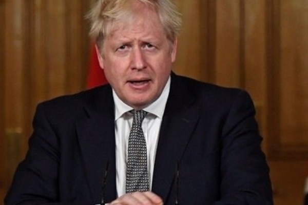 Primeiro-ministro britânico Boris Johson afirma que nova variante do coronavírus pode ser mais letal