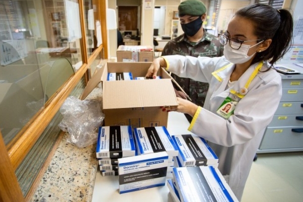 Hospitais gaúchos começam a receber medicamentos de nova remessa do kit intubação