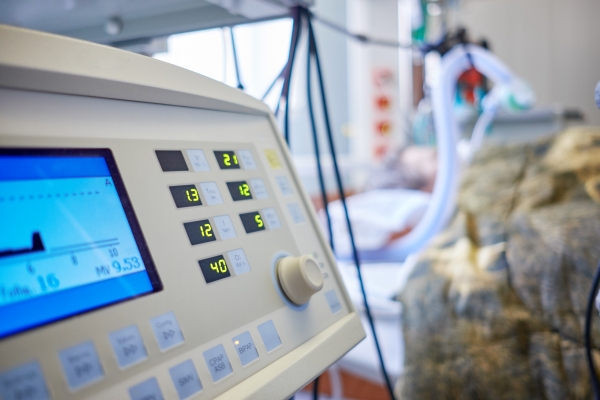 Hospitais relatam aumento de preços de mais de 1.500% em itens do Kit Intubação