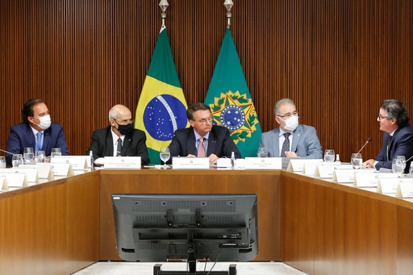 Bolsonaro promete assinar medida provisória de R$ 2 bilhões para ajudar instituições hospitalares