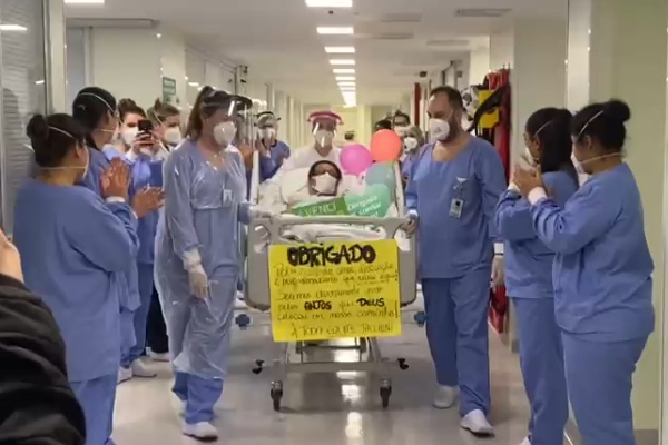Com homenagens à equipe, paciente recebe alta da UTI após 82 dias no Hospital Tacchini