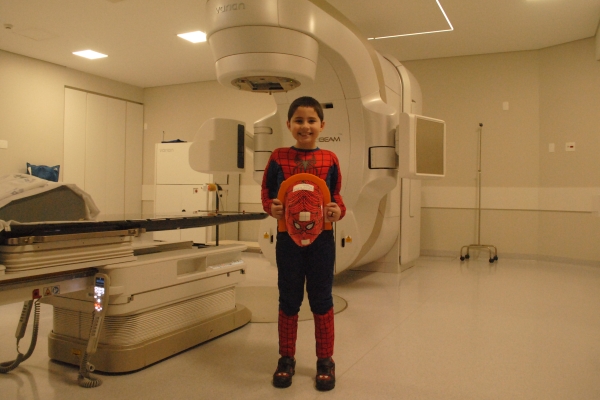 Menino de oito anos enfrenta sessões de radioterapia vestido de Homem-Aranha