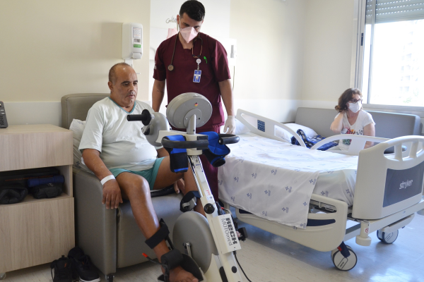 Paciente pós-Covid recebe alta após intenso tratamento com fisioterapia robótica