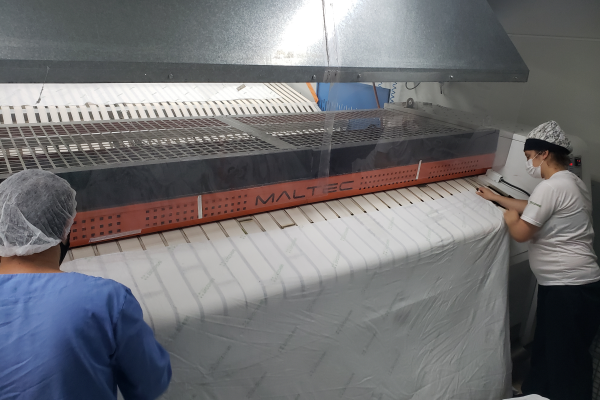 Tacchini Sistema de Saúde adquire máquina para passar e dobrar lençóis e roupas