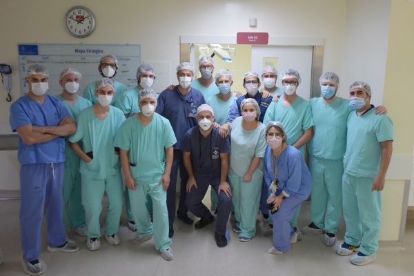 Santa Casa de Porto Alegre realiza primeiro implante brasileiro de marcapasso sem cabos, conectado diretamente ao coração