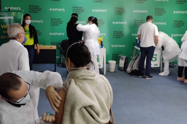 Unimed Porto Alegre e SIMERS promovem ação de solidariedade em dia de imunização de médicos