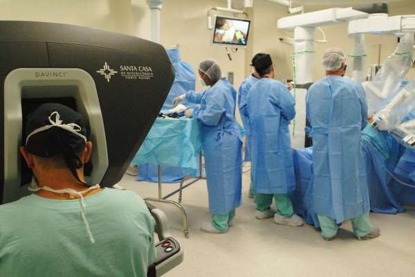 Investimento em cirurgia robótica marca o ano de 2021 na Santa Casa de Porto Alegre