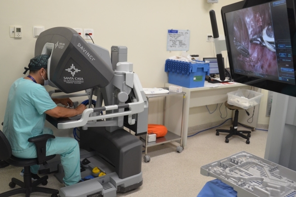 Santa Casa realiza primeira cirurgia robótica de tórax em criança do RS