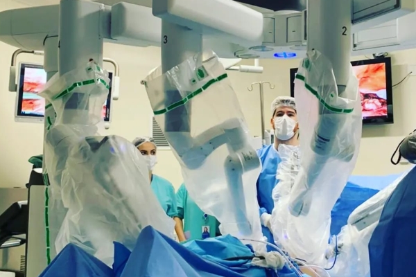 Cirurgia robótica realizada na Santa Casa de Porto Alegre é transmitida ao vivo em evento internacional