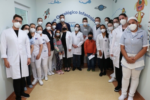 Pacientes do Centro Oncológico Infantojuvenil do HSVP de Passo Fundo celebram fim do tratamento