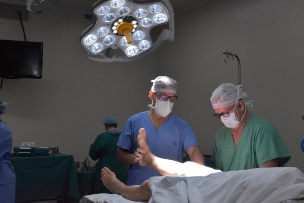 Hospital Moinhos faz 100ª cirurgia com robô que traz precisão na implantação de prótese de joelho