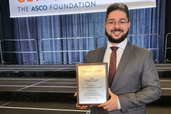 Oncologista do Instituto Kaplan recebe premiação IDEA Award no congresso da ASCO