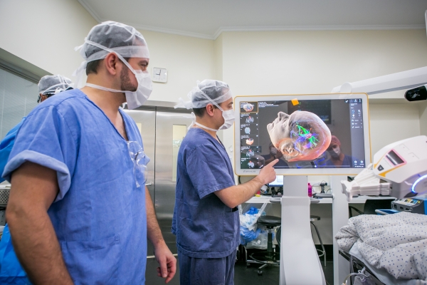 Hospital Moinhos de Vento realiza primeira cirurgia cerebral com uso de robô