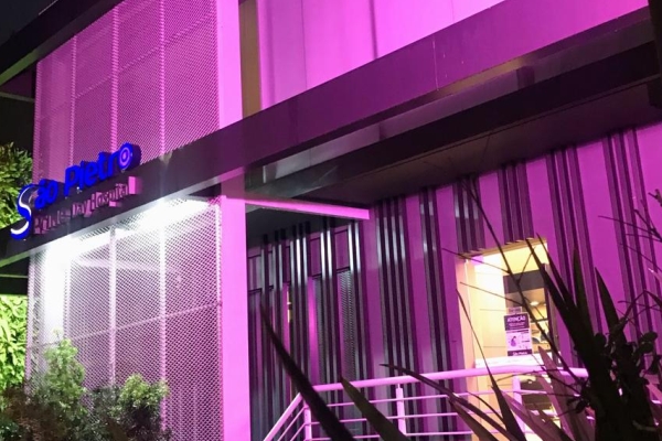 São Pietro Prime Day Hospital tem iluminação especial no outubro rosa