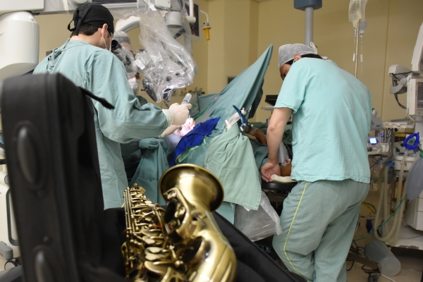 Paciente da Santa Casa toca saxofone durante cirurgia para a retirada de tumor cerebral