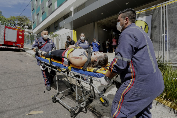 Simulação de incêndio com 41 vítimas em hospital mobiliza forças da saúde e segurança em Porto Alegre