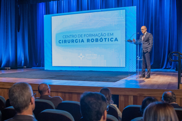 Santa Casa de Porto Alegre capacita 100 novos cirurgiões robóticos