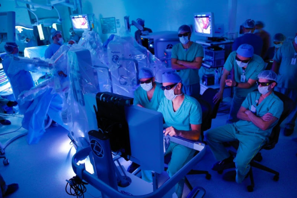 Einstein é o primeiro hospital do Brasil a incorporar robô cirúrgico da Medtronic com Inteligência Artificial