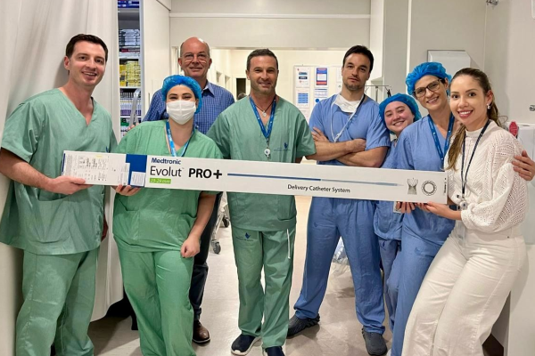Hospital Moinhos de Vento usa prótese inédita no RS em procedimento para troca de válvula aórtica com cateter