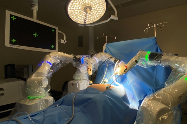 Hospital Moinhos de Vento faz a 100ª cirurgia com robô Versius