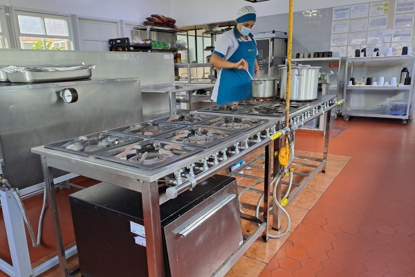 Hospital São Roque adquire forno e fogões industriais com recursos de penas alternativas