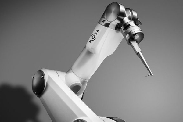 Robô colaborativo para cirurgias de quadril recebe aprovação da Anvisa