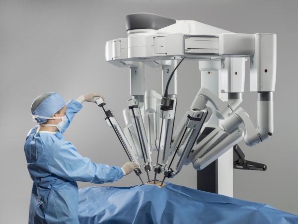 Hospital Edmundo Vasconcelos alcança a marca de 100 cirurgias robóticas