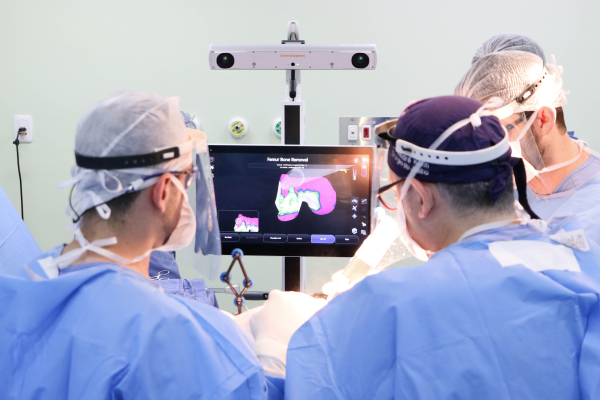 Dois anos do robô CORI tecnologia consolida HSVP de Passo Fundo como referência em medicina ortopédica