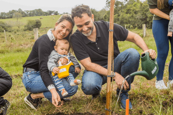 Hospital Moinhos realiza o plantio simbólico de 3.400 árvores do projeto Certidão da Vida