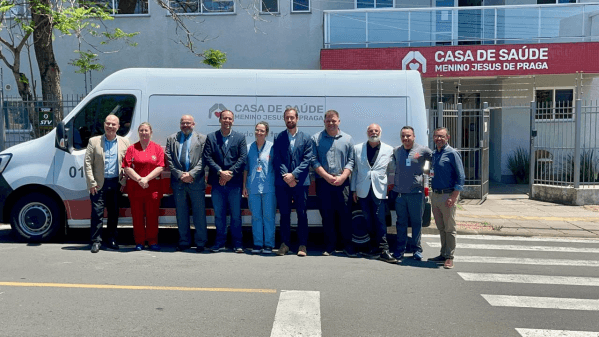 Casa de Saúde Menino Jesus de Praga recebe nova ambulância em benefício aos pacientes